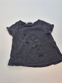 Tmavě šedé tričko s krátkým rukávem s flitrovými motýlky H&M 92