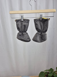 Šedé softshellové capáčky do kočárku podšité žlutým fleecem 21,5 (13cm)
