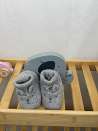 Šedé protiskluzové capáčky s motivem medvídka 6-12m (délka 11,5cm)