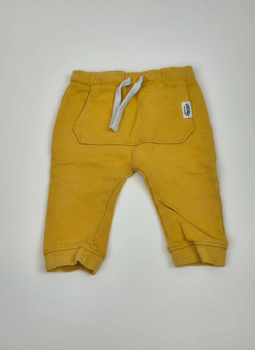 Tepláky H&M 74 – AI enhanced