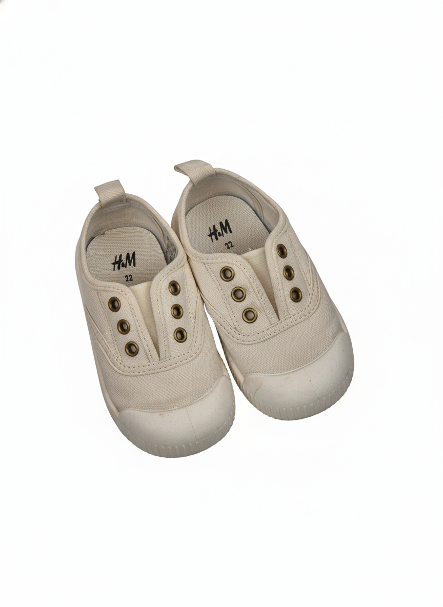 Plátěné tenisky H&M 22 – AI enhanced