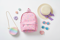 Vygeneruj mi obrázek do kategorie doplňku pro holky.. nějaký batoh třeba? klobouk, sluneční brýle..