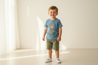 vygeneruj mi obrázek školkového kluka ve věkuz tak okolo 4/5 let do kategorie oblečení