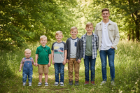 vygeneruj mi skupinu kluků od menších po větší a podobně jako u holek jen bělochy a někde v přírodě třeba